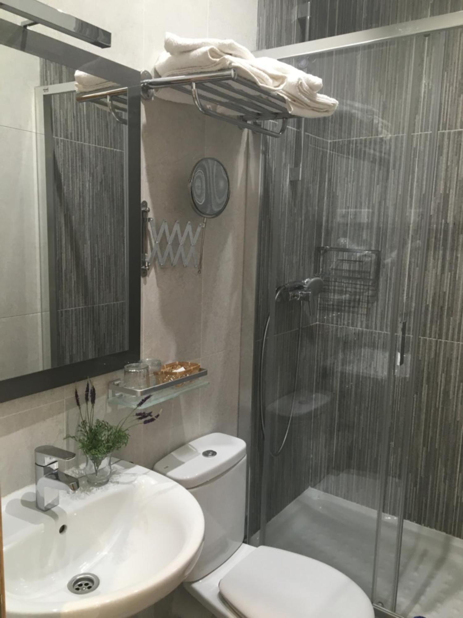 Hostal R. Lido Madrid Ngoại thất bức ảnh