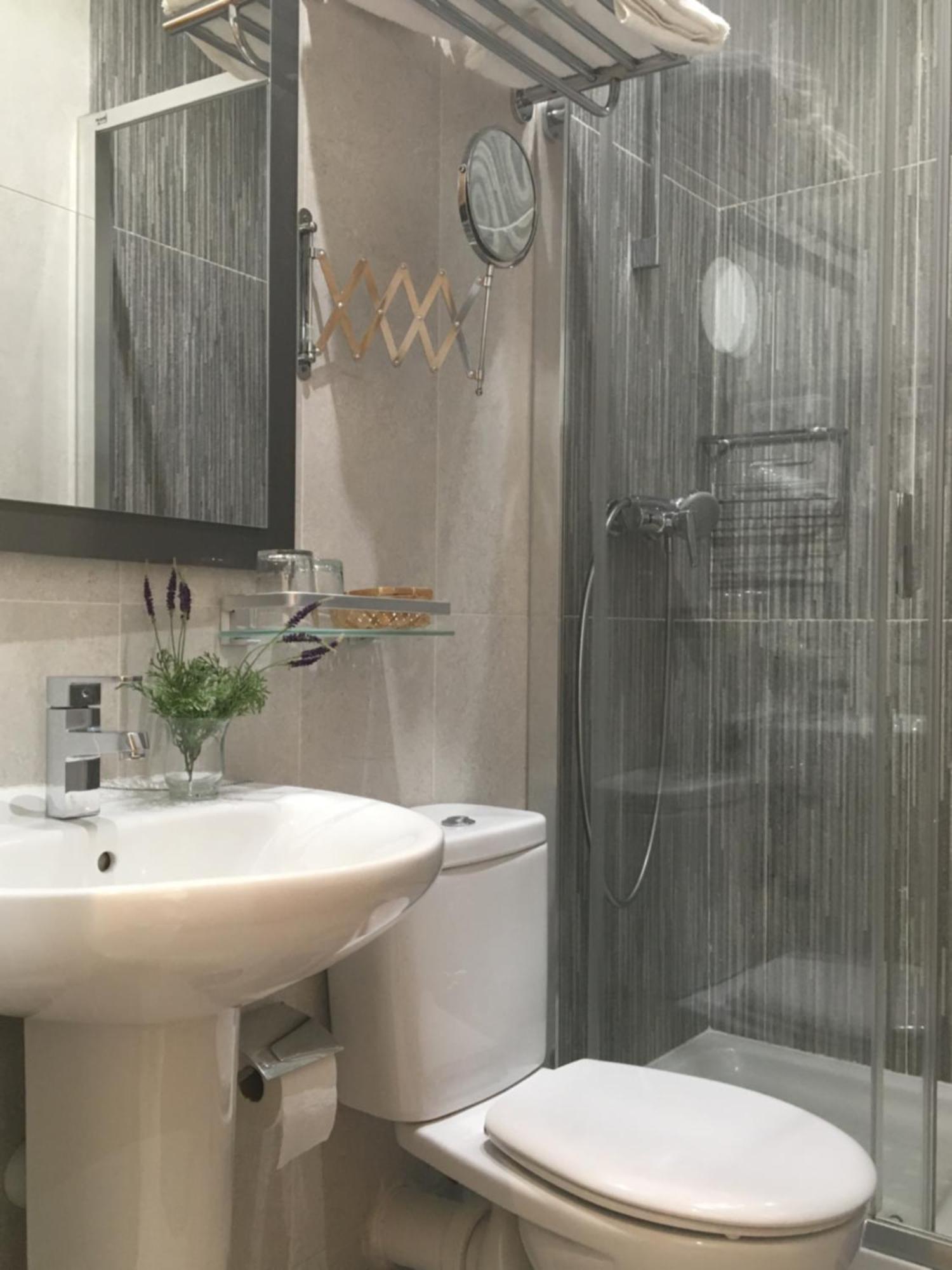 Hostal R. Lido Madrid Ngoại thất bức ảnh