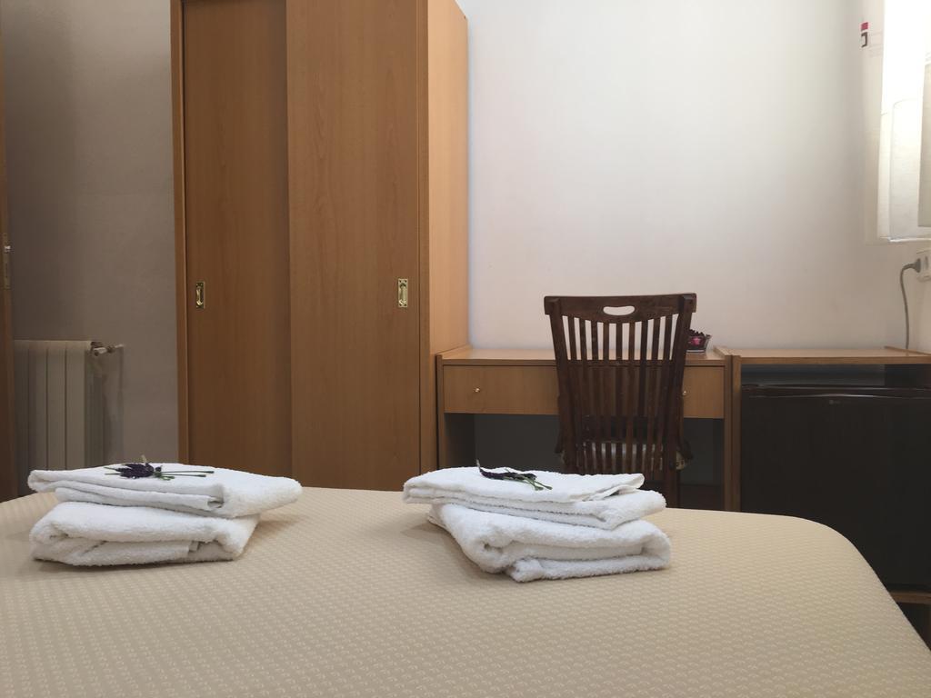 Hostal R. Lido Madrid Ngoại thất bức ảnh
