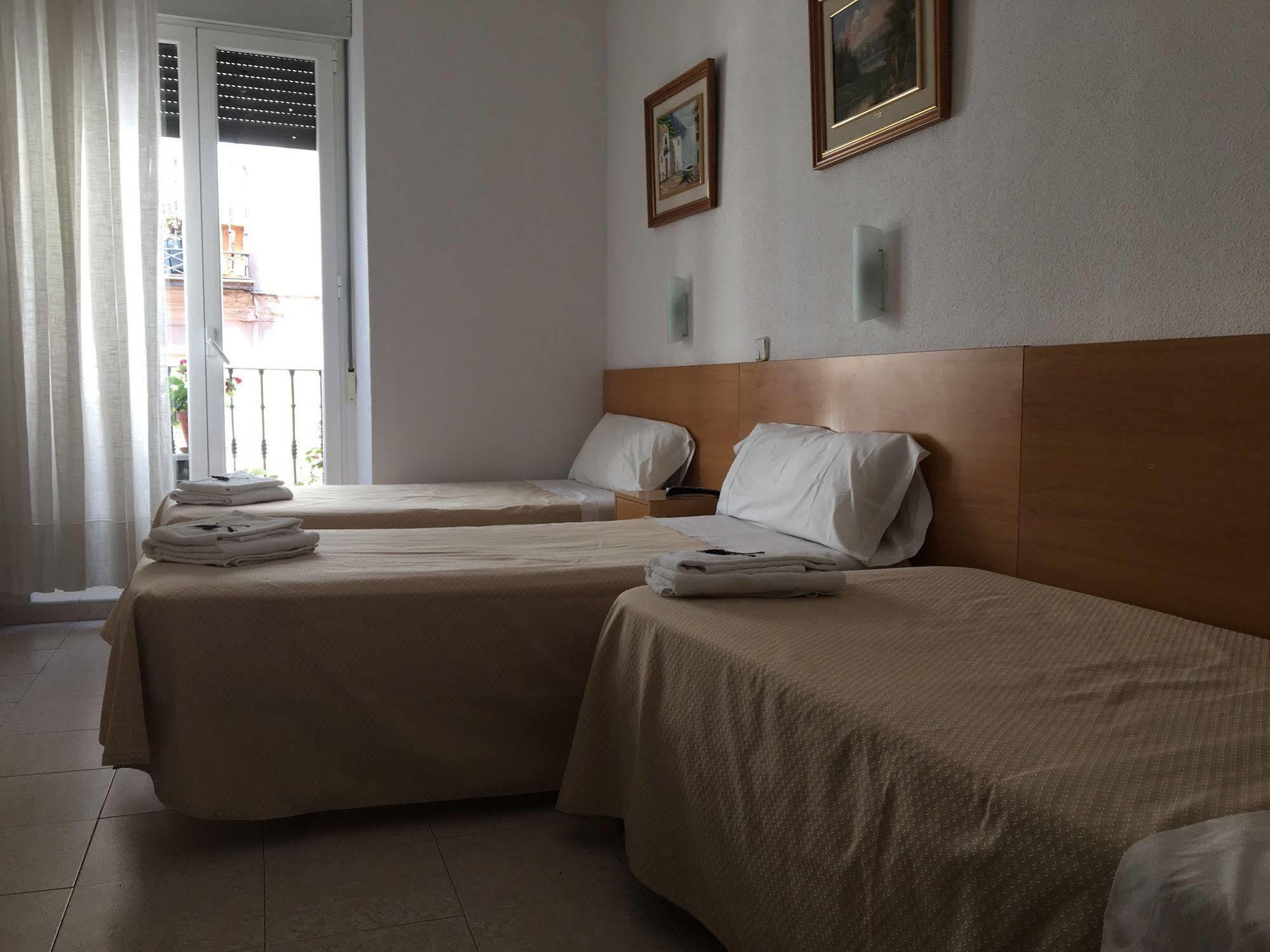 Hostal R. Lido Madrid Ngoại thất bức ảnh