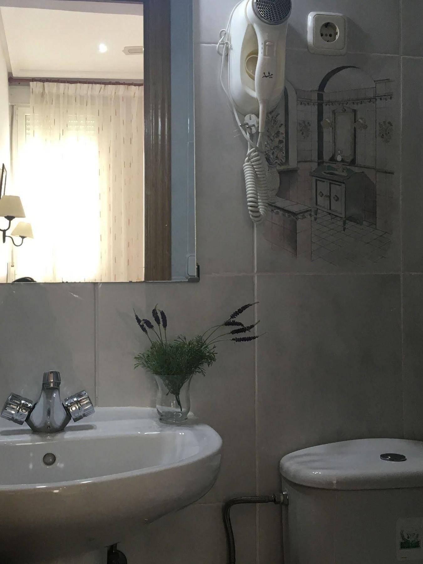 Hostal R. Lido Madrid Ngoại thất bức ảnh