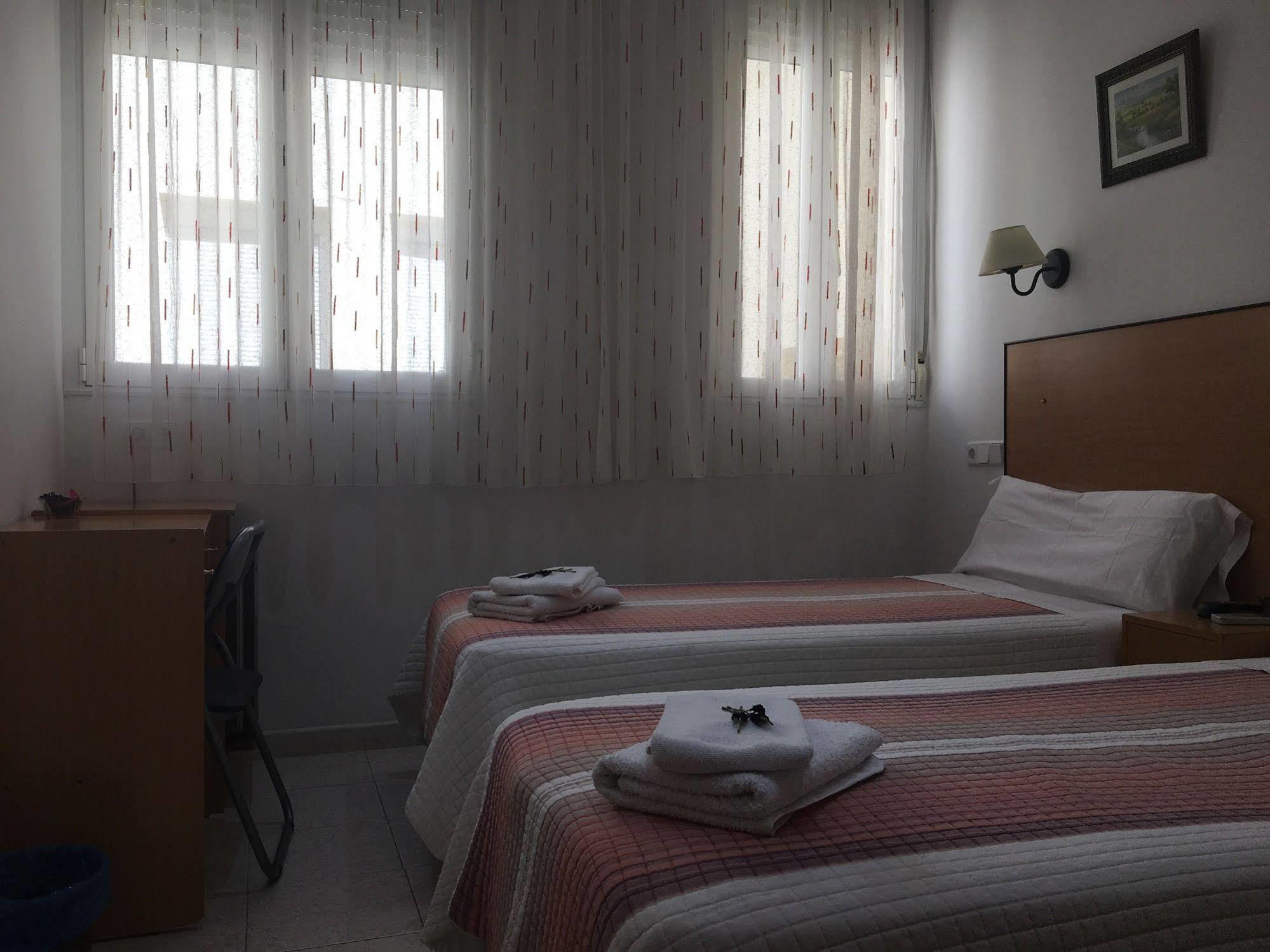 Hostal R. Lido Madrid Ngoại thất bức ảnh