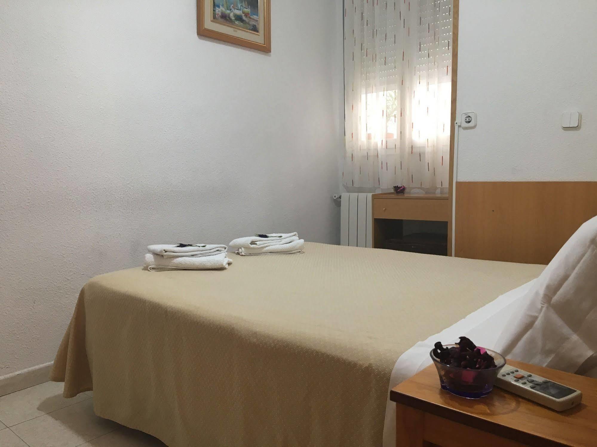 Hostal R. Lido Madrid Ngoại thất bức ảnh