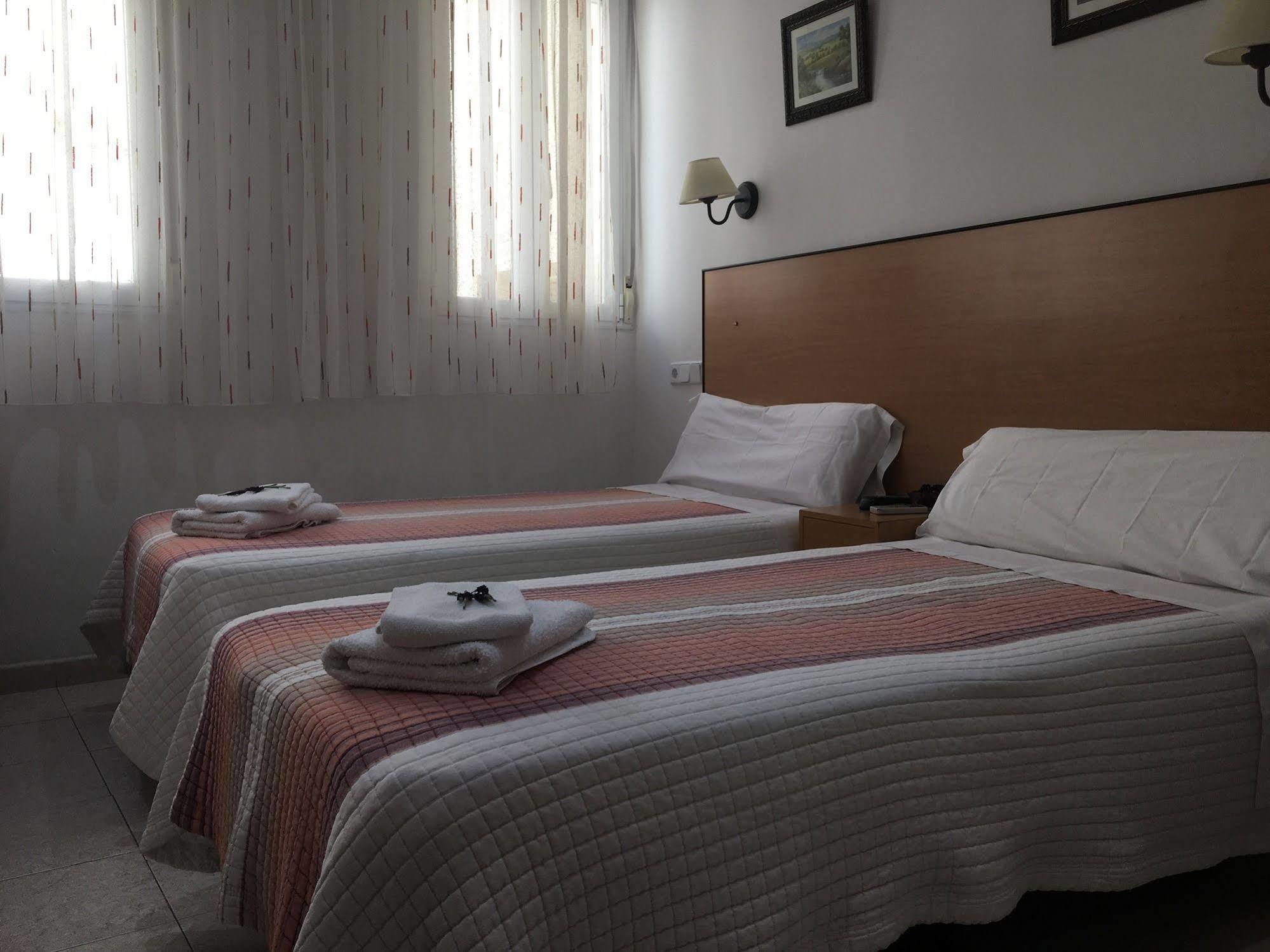 Hostal R. Lido Madrid Ngoại thất bức ảnh