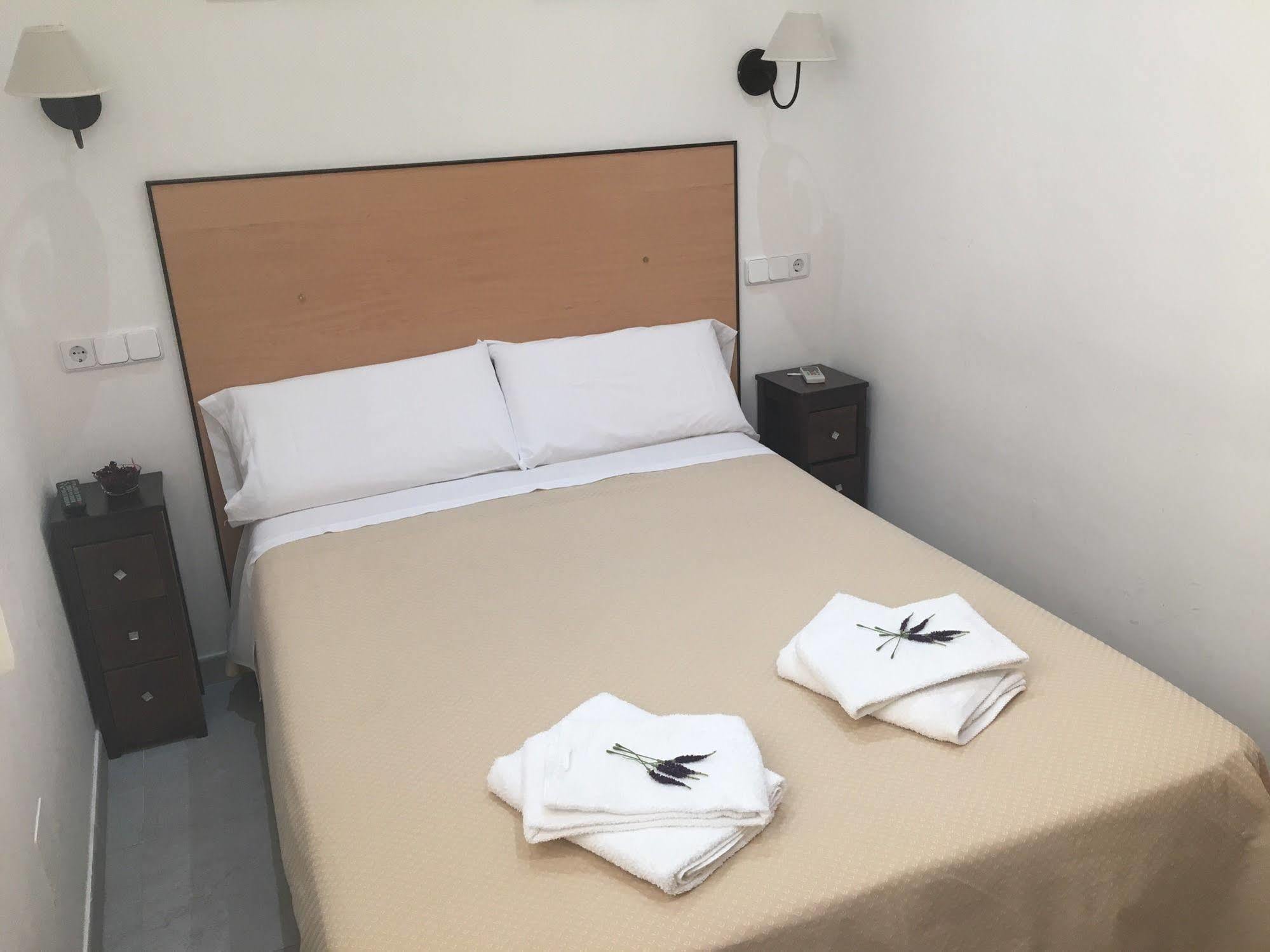 Hostal R. Lido Madrid Ngoại thất bức ảnh
