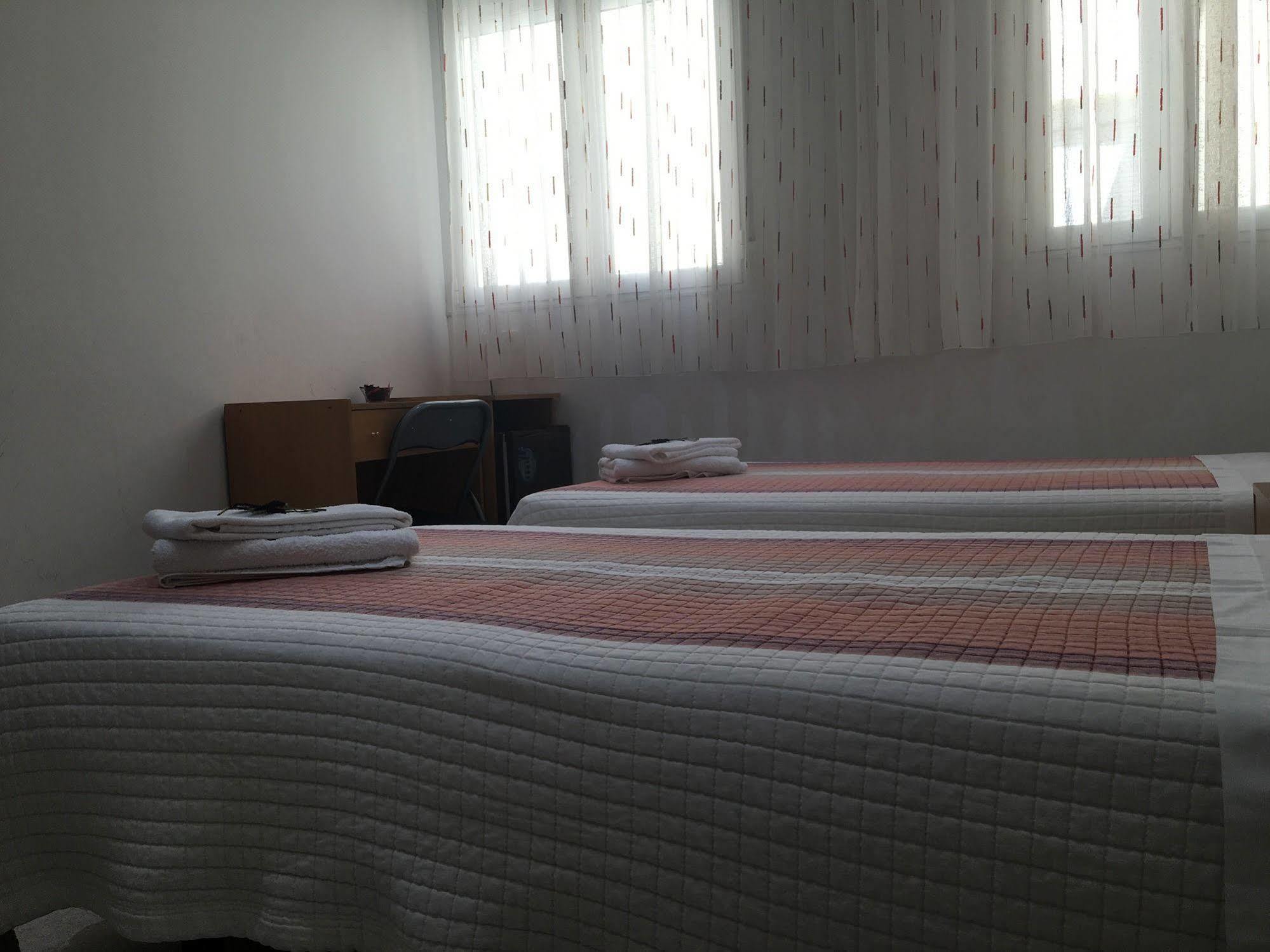 Hostal R. Lido Madrid Ngoại thất bức ảnh