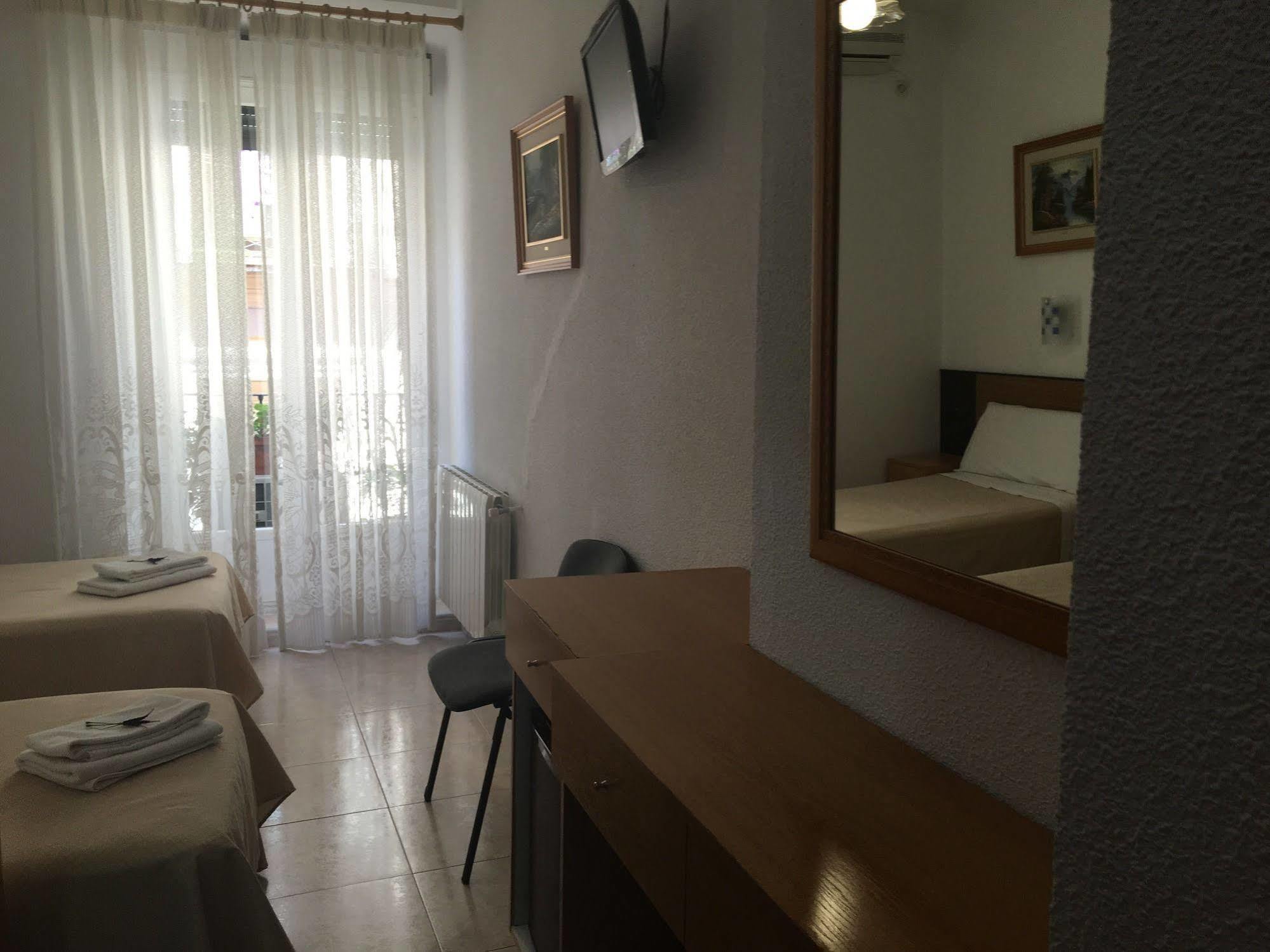 Hostal R. Lido Madrid Ngoại thất bức ảnh