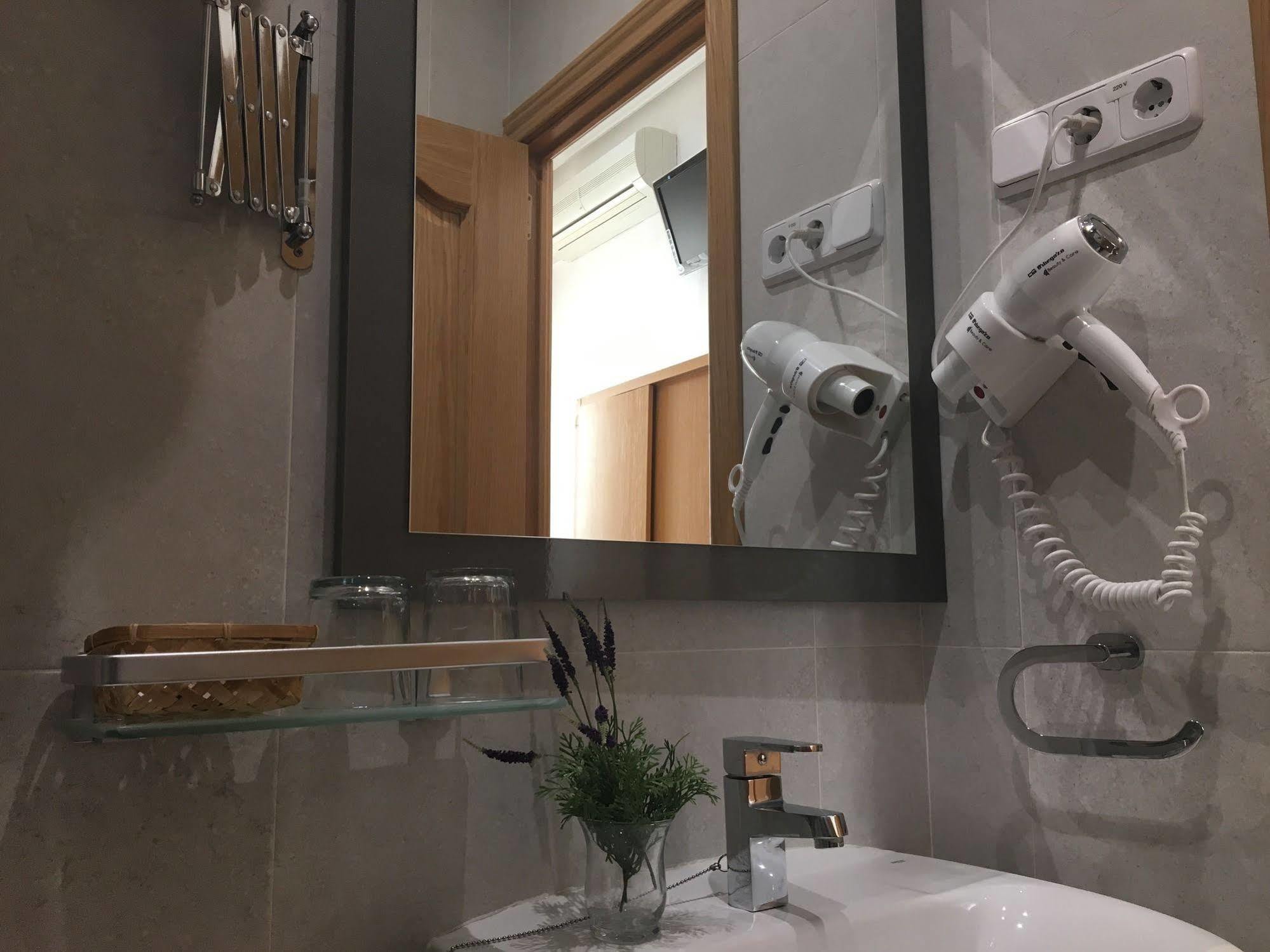 Hostal R. Lido Madrid Ngoại thất bức ảnh