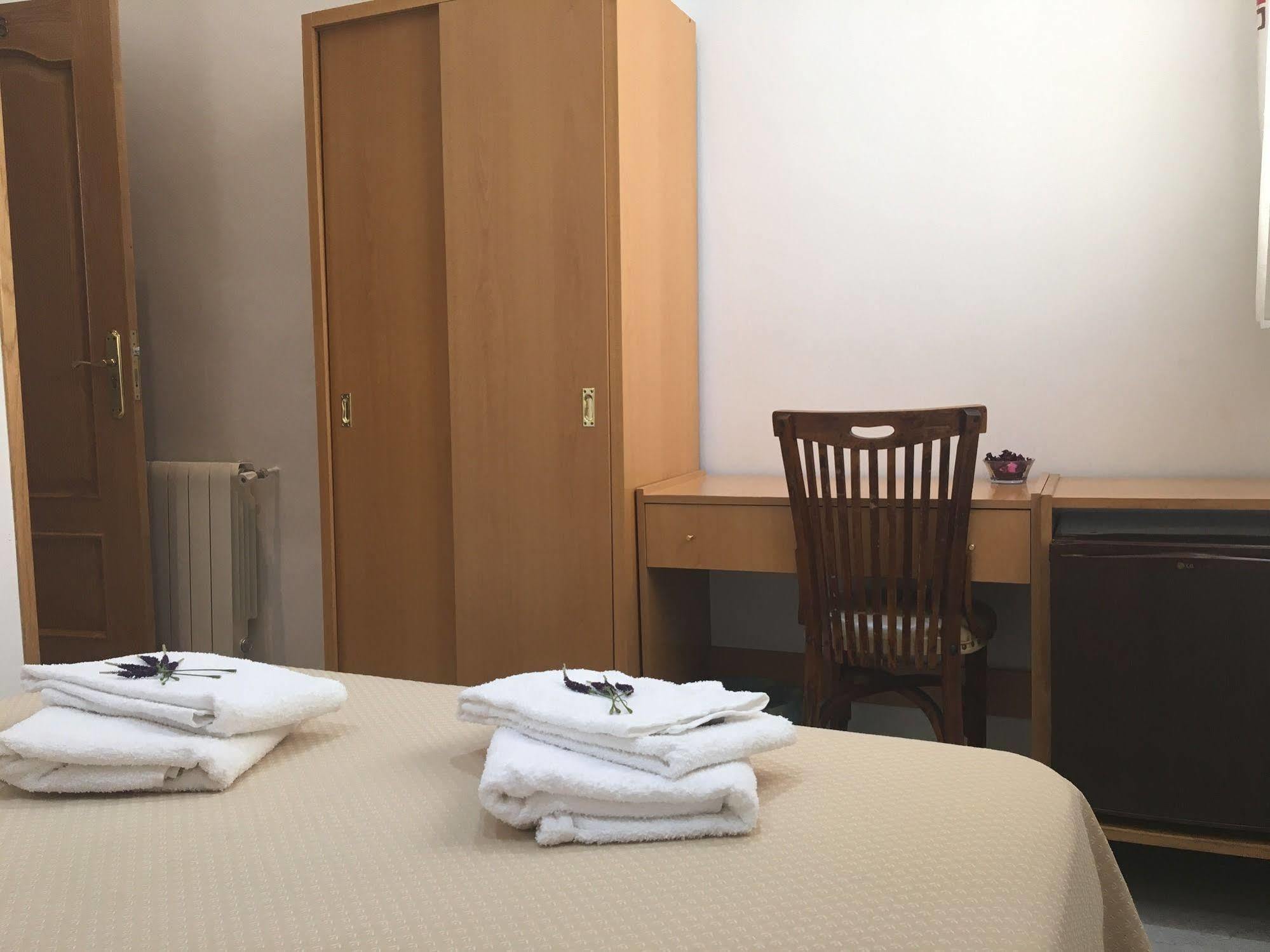 Hostal R. Lido Madrid Ngoại thất bức ảnh