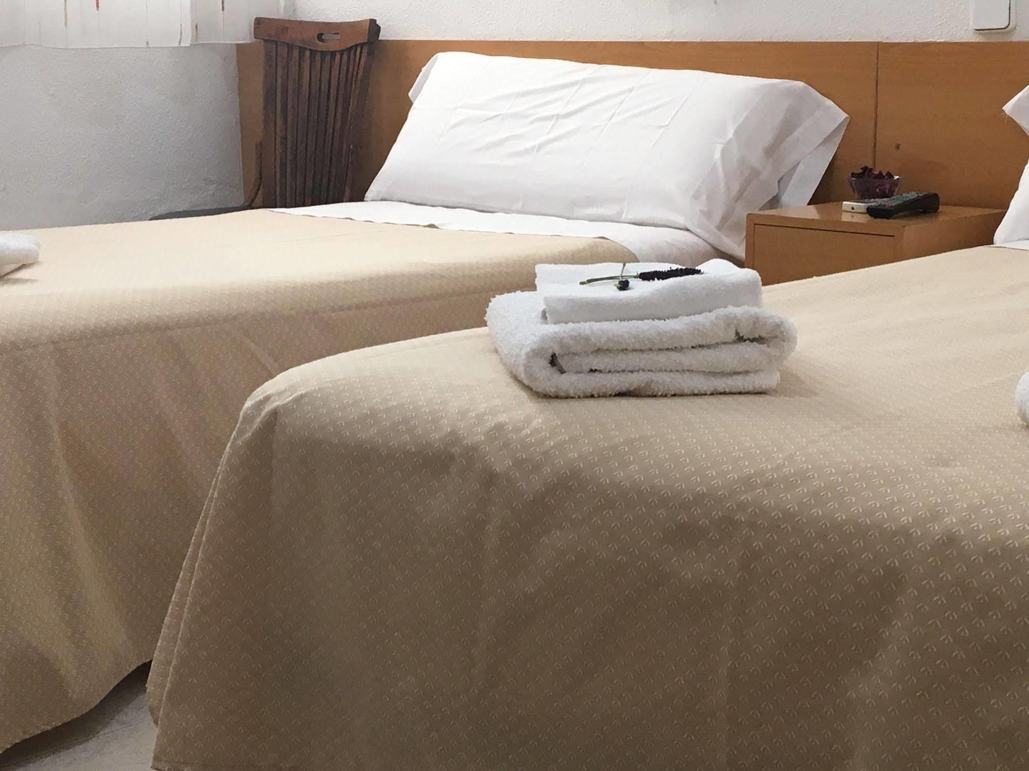 Hostal R. Lido Madrid Ngoại thất bức ảnh