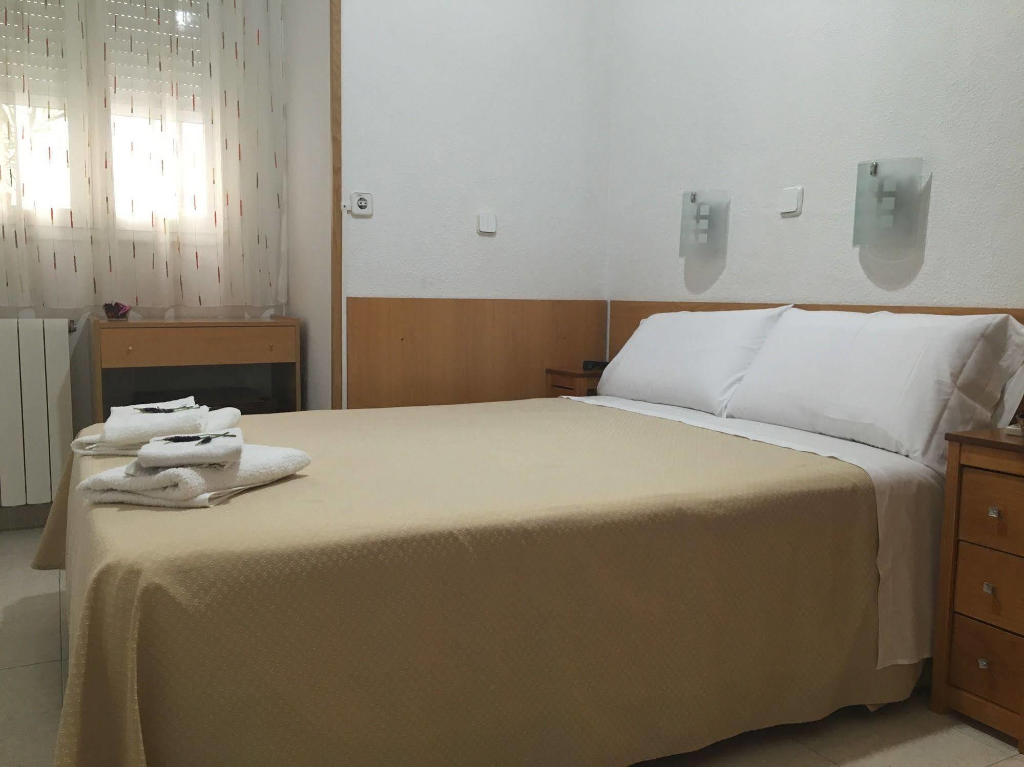 Hostal R. Lido Madrid Ngoại thất bức ảnh