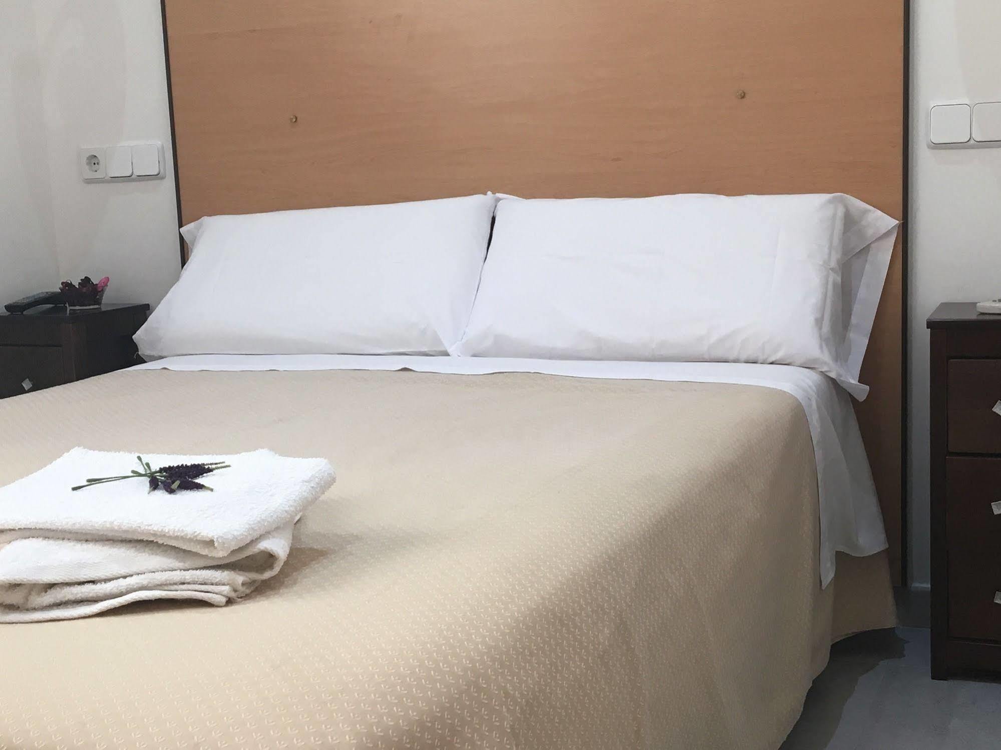 Hostal R. Lido Madrid Ngoại thất bức ảnh