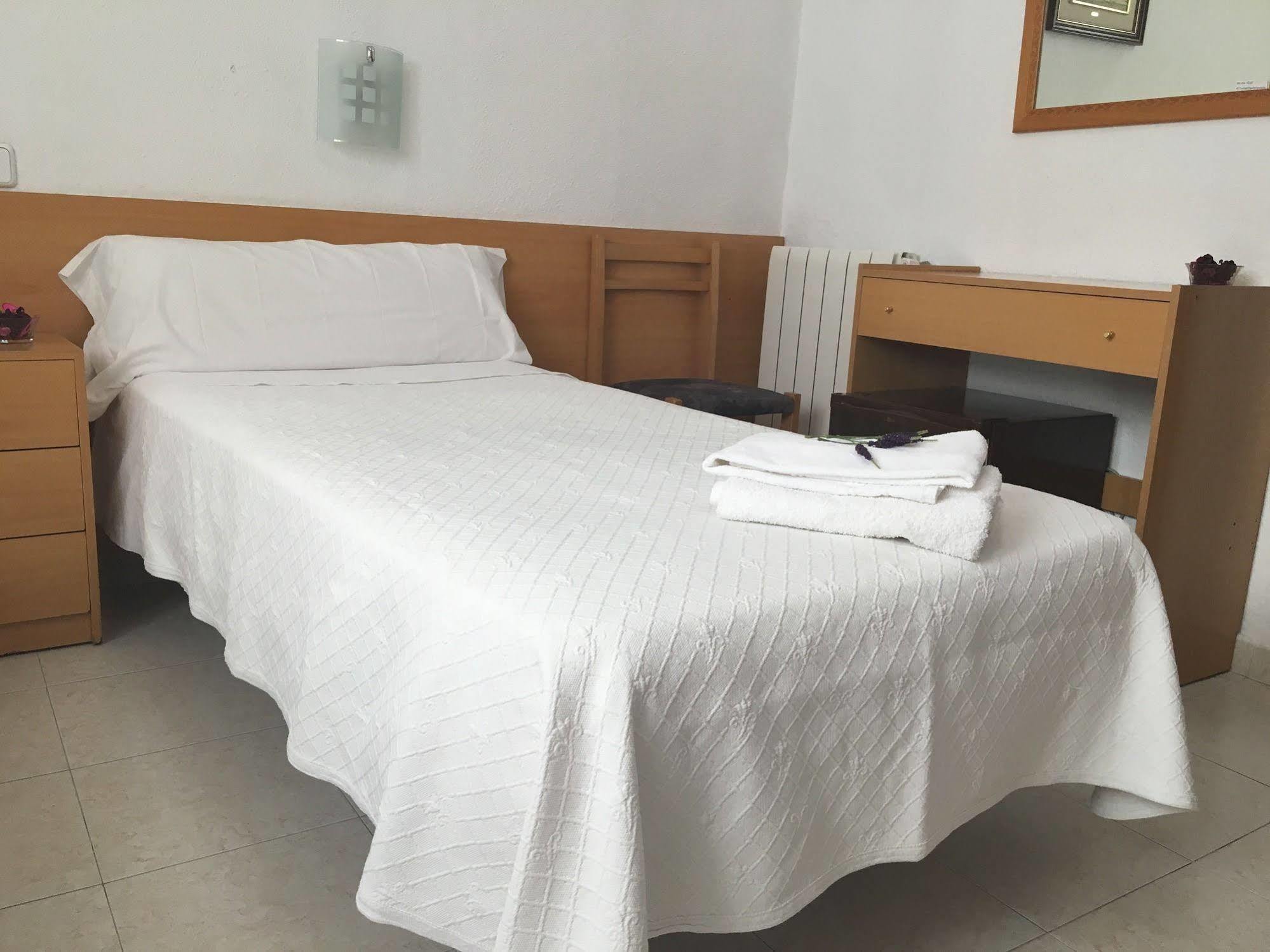 Hostal R. Lido Madrid Ngoại thất bức ảnh